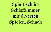 Textfeld: Spieltisch im Schlafzimmermit diversenSpielen, Schach 